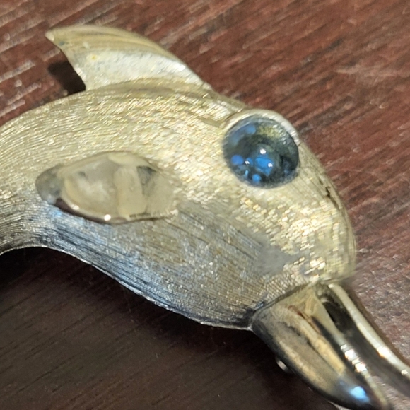 Vintage Jonette Jewelry Silver Tones Dolphin With Blue Glass Eye Brooch Pin - Picture 3 of 4